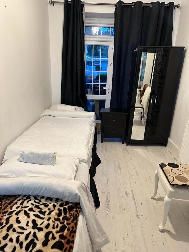 Happy Hours Home Stay Лондон Экстерьер фото